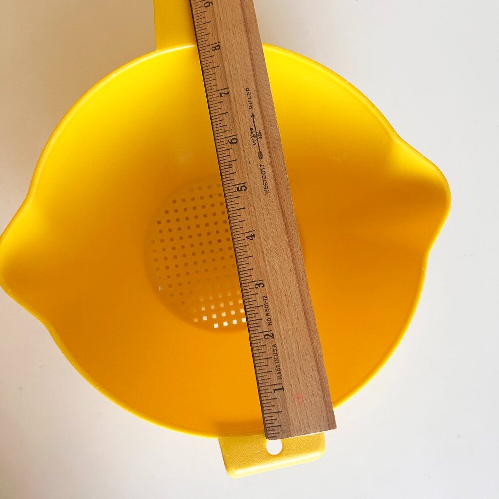 Vintage Tupperware 2 Qt Yellow Strainer - Picture 6 of 7